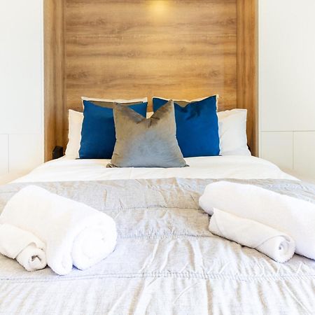 Central City Charm: Pet-Friendly Studio Christchurch Bagian luar foto