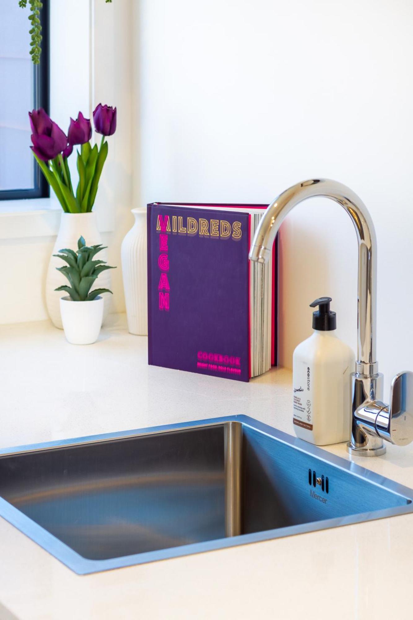 Central City Charm: Pet-Friendly Studio Christchurch Bagian luar foto