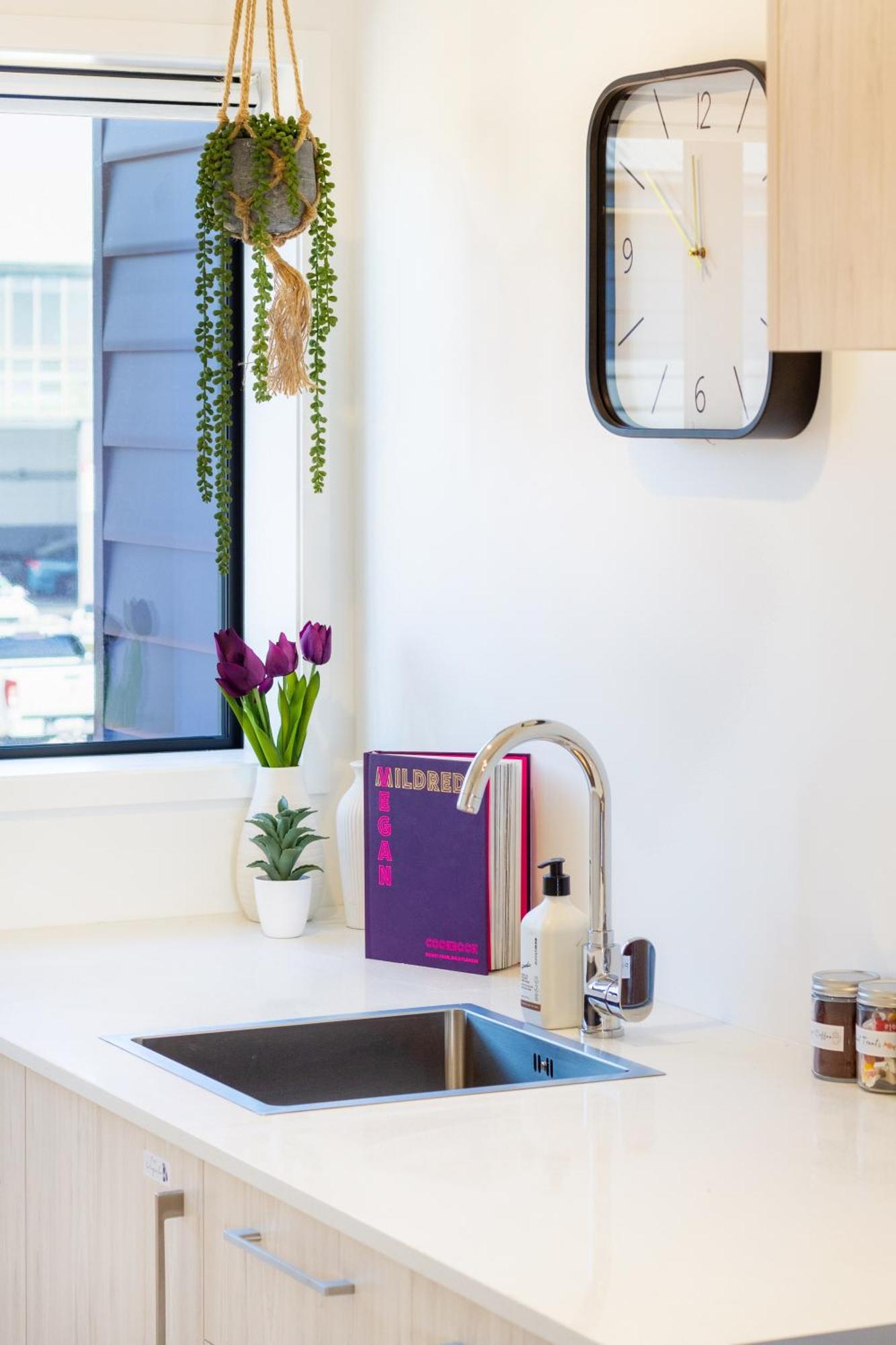 Central City Charm: Pet-Friendly Studio Christchurch Bagian luar foto