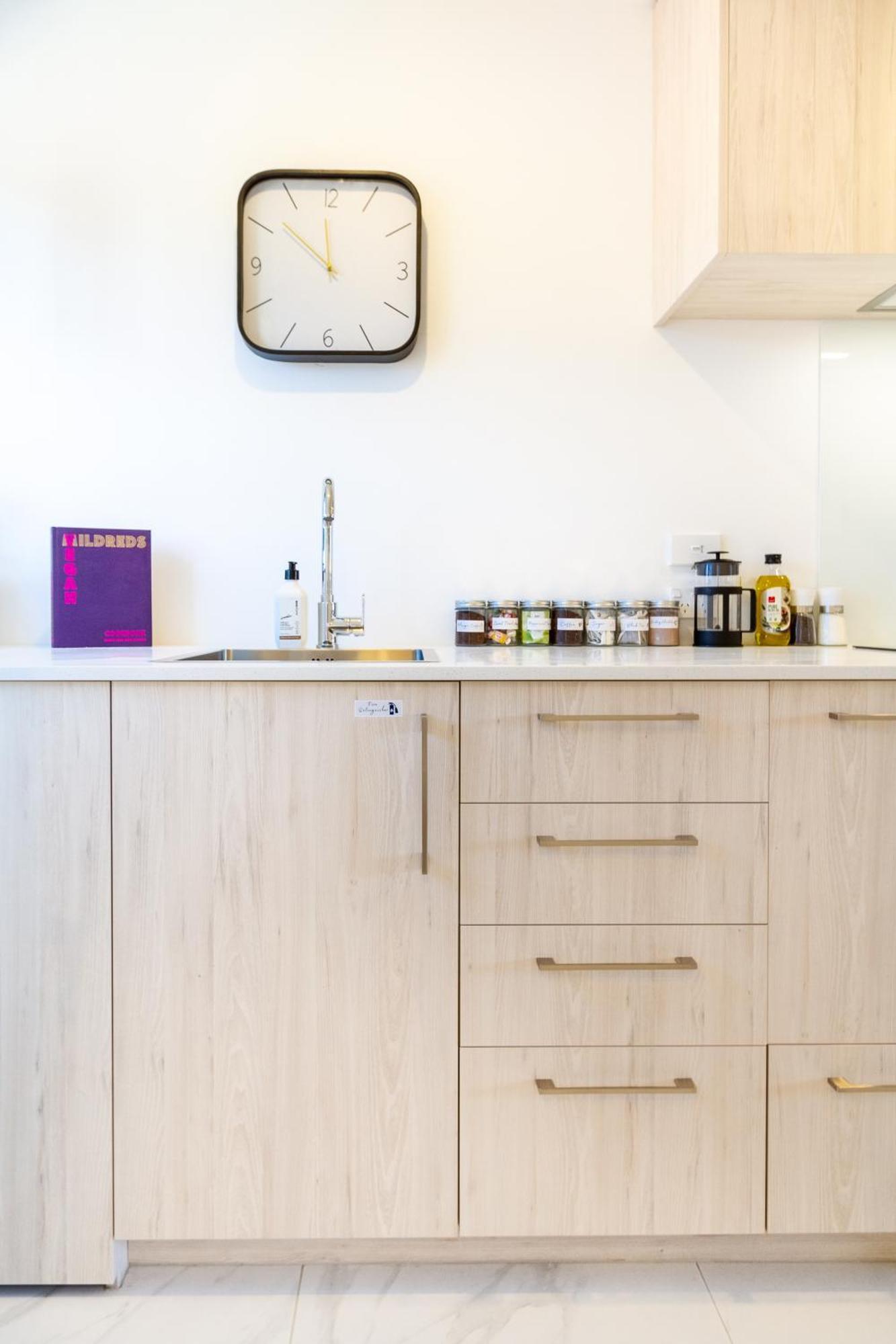 Central City Charm: Pet-Friendly Studio Christchurch Bagian luar foto