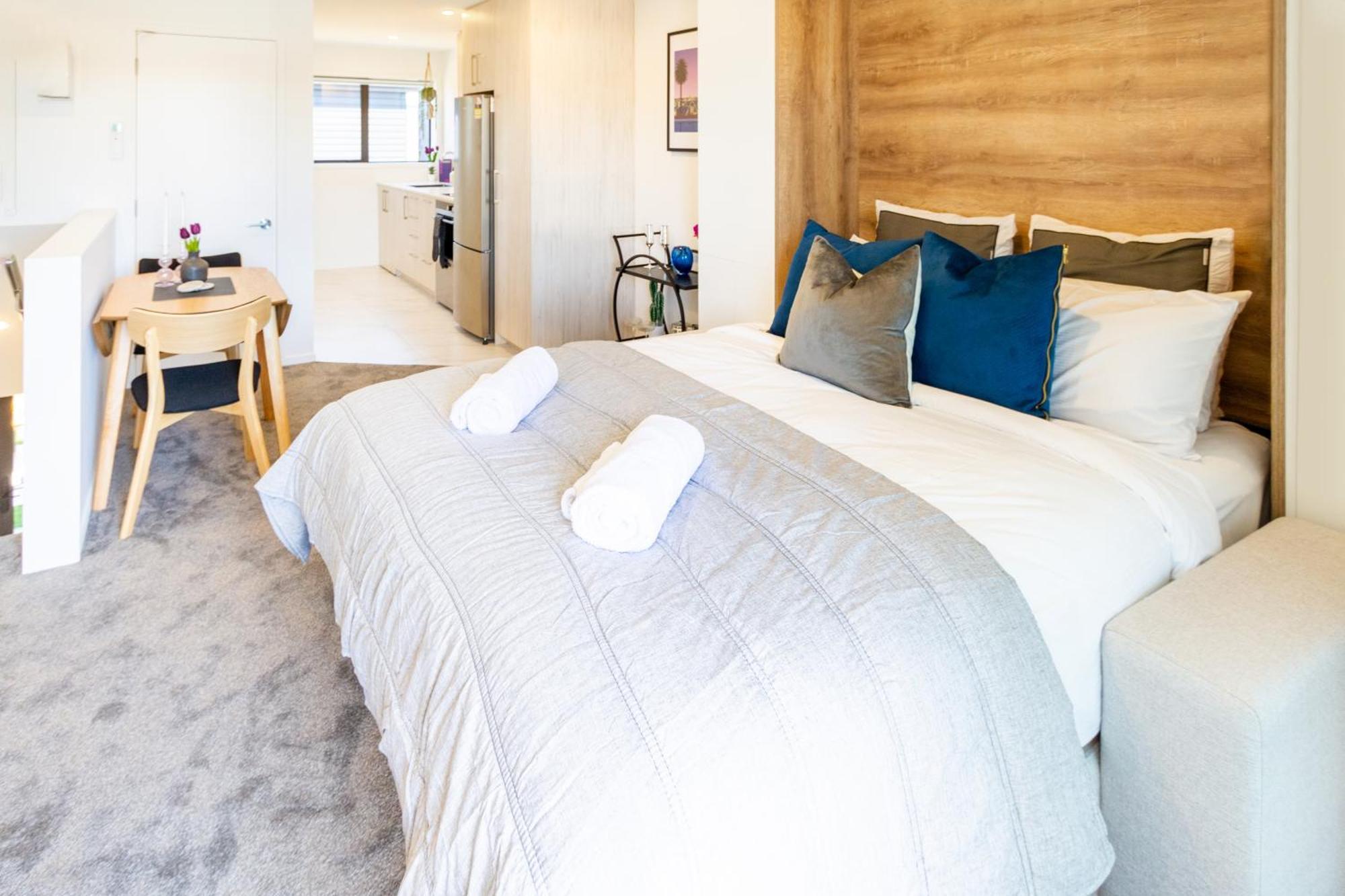 Central City Charm: Pet-Friendly Studio Christchurch Bagian luar foto
